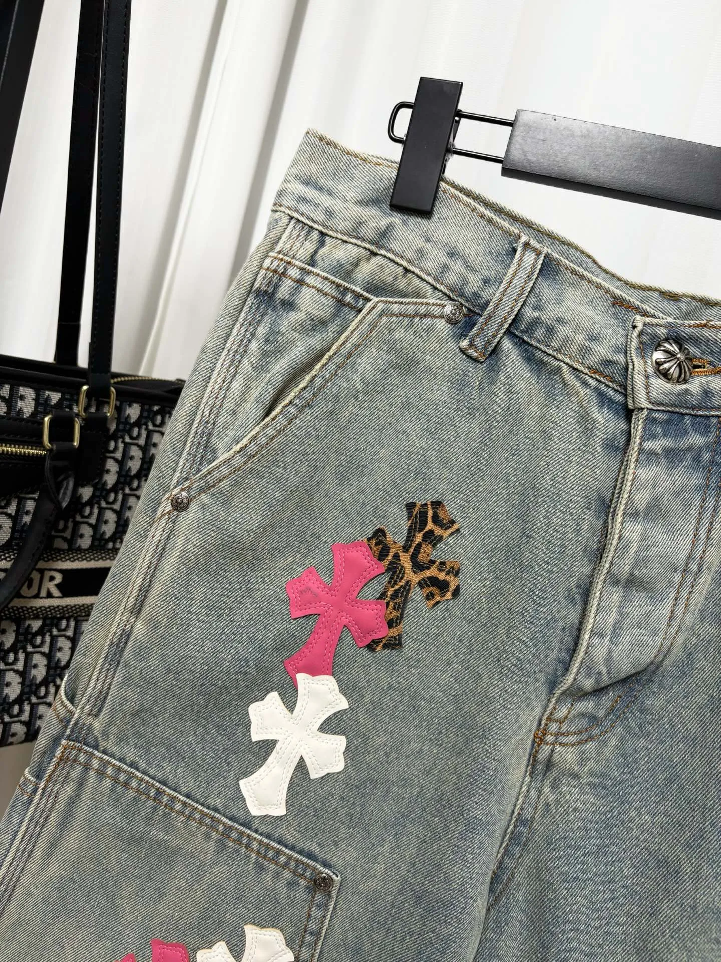 Chrome Hearts Chrome Hearts ， ， 、 Retro 。 ， Series ， ， ， ， 、 、 ， 。 、 、White ， ， ， ， ， 。 Chrome Hearts Retro ｜ + + ， ， ， Size S-XL
